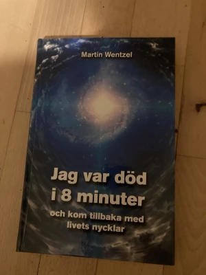 Jag var död i 8 minuter och kom tillbaka med livets nycklar - En bok med ett kosmiskt omslag som berättar om författarens upplevelse av att ha varit död i 8 minuter och återvänt med insikter om livet. Perfekt för dig som söker inspiration, livsfrågor och vill utforska gränserna mellan liv och död.