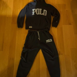 Polo Ralph Lauren Mjukis-sett  - Väldigt mysigt, skönt o varmt ralph Lauren mjukis sett. Byxorna är sjukt sköna, skönare än min pyjamas och mycket snyggare för den delen. Sen hoodien, har haft den i skolan som en vandlig hoodie pga att den är så skön o snygg för den delen också. Fråga gärna frågor, kan ge mått om det behövs!
