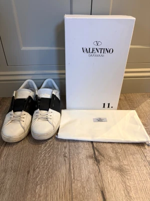 Valentino open - Säljer ett par valentino i jätte bra skick man får med dustbag och kvitto har du några frågor elelr fungerar hör av er 