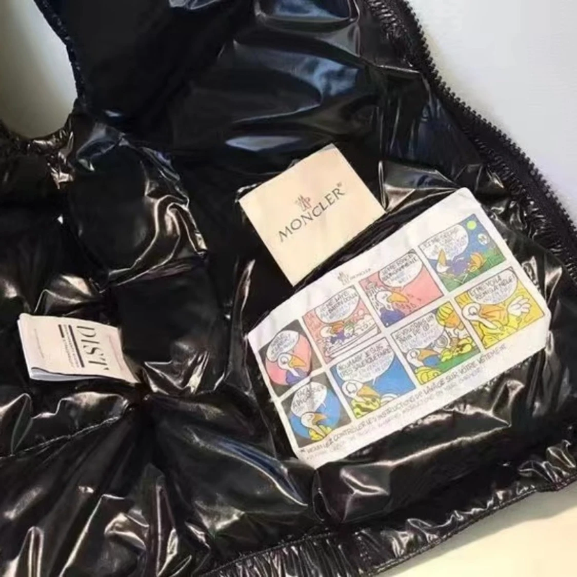 Svart dunväst från Moncler med huva - 1