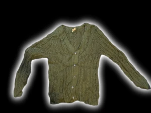 Olivgrön stickad kofta med knappar - Snygg olivgrön stickad kofta med klassiskt flätmönster och v-ringad hals. Koftan har långa ärmar och silverfärgade knappar framtill. Perfekt att slänga på sig när det är lite kyligt ute. Passar dig som gillar mysiga och stilrena plagg.