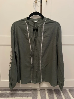 Grön blus från Zara - XS - Blus från Zara, i storlek XS, men passar även S. Använd två gånger. 
