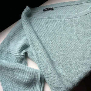 Blå stickad one shoulder tröja  - Fint skick, knappt använd! Storlek S/M