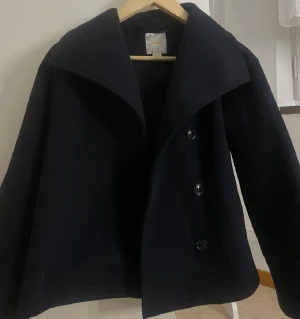 Marinblå kappa💓💓 - Jätte fin mörkblå kappa från gina tricot🥰 säljer pga att den inte kommer till användning längre! Storlek 134/140 men passar mig som vanligtvis brukar ha XS, så väldigt stor i storleken💓 Hör av er vid frågor och fler bilder🤗
