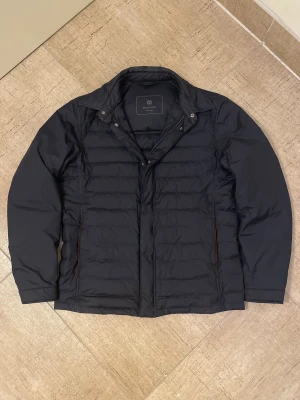 Massimo Dutti Jacka  - En väldigt stillren Marinblå Massimo Dutti dunjscka i mycket bra skick! Jackan är storlek S, och är en vindjacka, regnjacka och dunjacka kombinerat!   Kontakta gärna oss om du har några frågor, priset kan diskuteras vid snabb affär endast!   Mvh Saint ;)