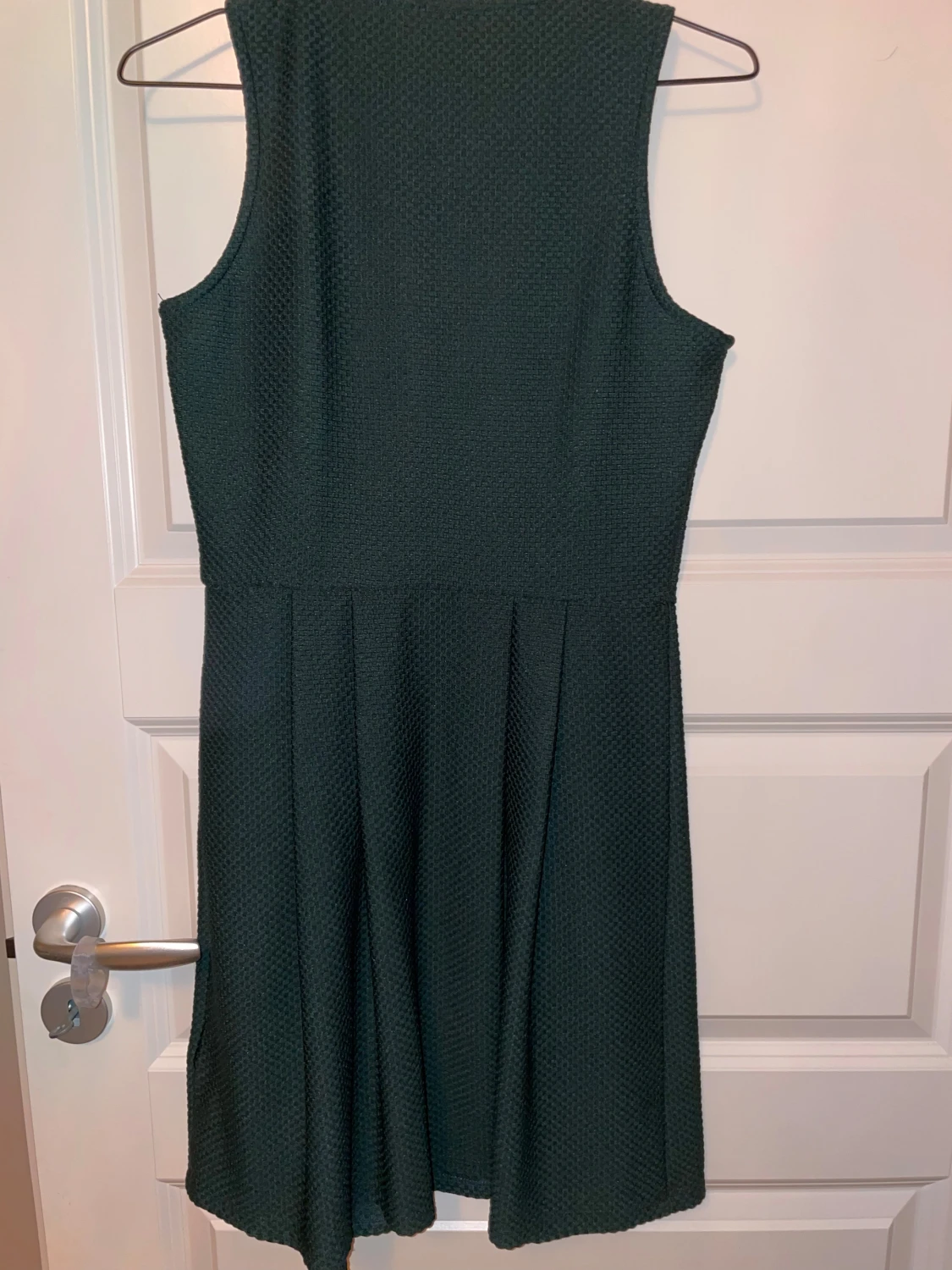 Mörkgrön klänning med pärldetaljer Pimkie - 3