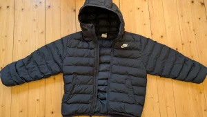 Nike dunjacka 137-147 cm - jättefint skick! - Jättefin Nike dunjacka! Varm, skön, bra huva. Lite använd!
