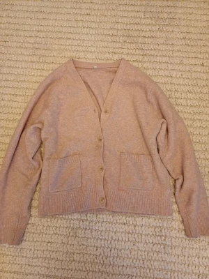 Uniqlo kofta - Jag säljer en jätte fin ljusrosa kofta från uniqlo, har använt ett fåtal gånger. Tröjan är i stolek 13 år men är lite större i storleken som motsvarar xs 💗