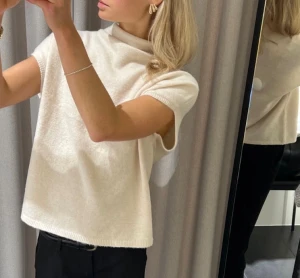 Vit stickad polotopp  - Jättefin och mjuktopp. Passar till alla tillfällen. Skriv privat för fler bilder och frågor!🌟