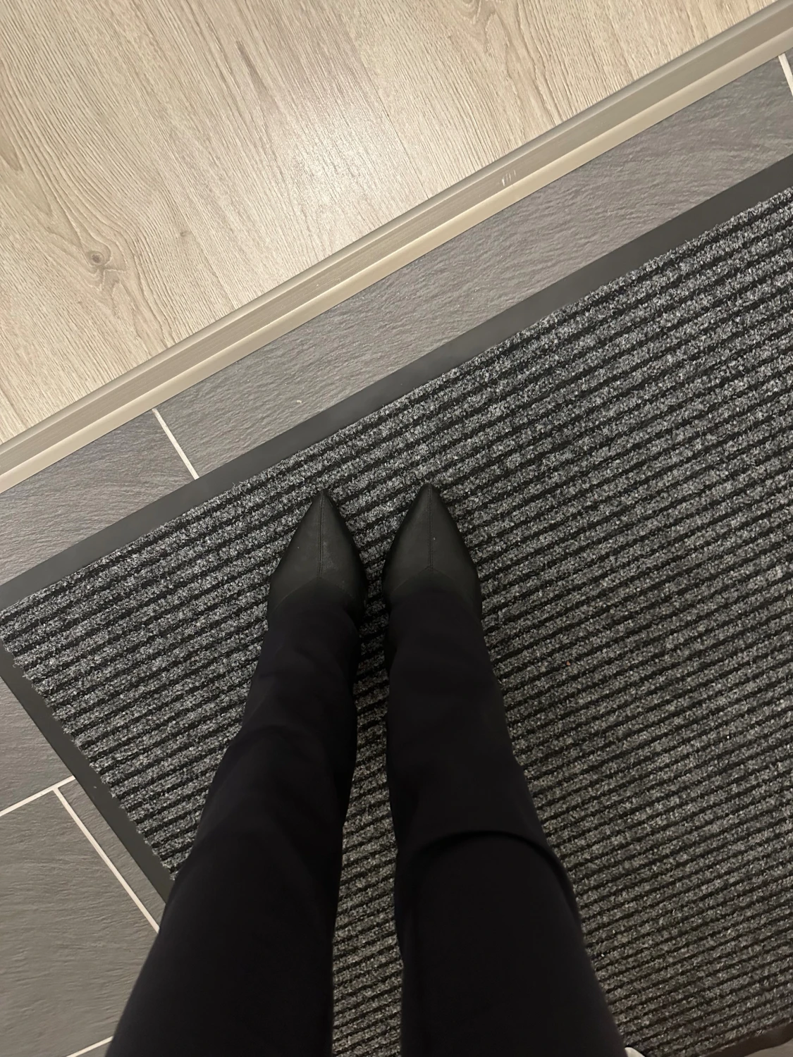 Svarta stövletter med klack