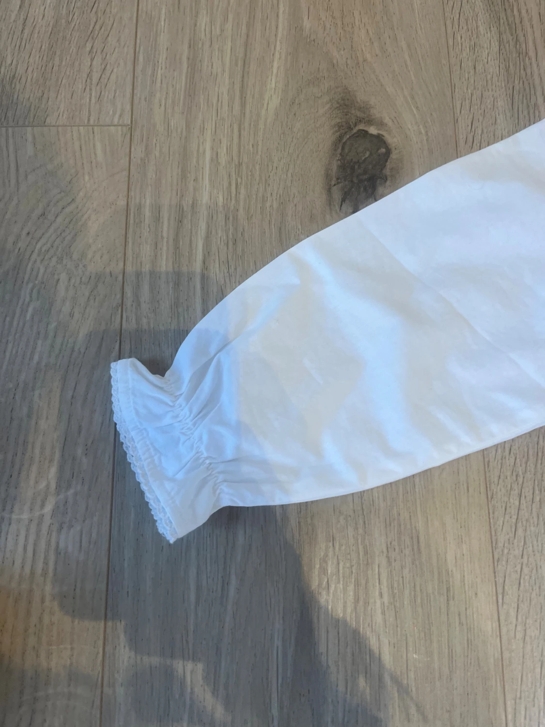 Vitt lucia linne med spetskrage H&M strl 110/116 - 2