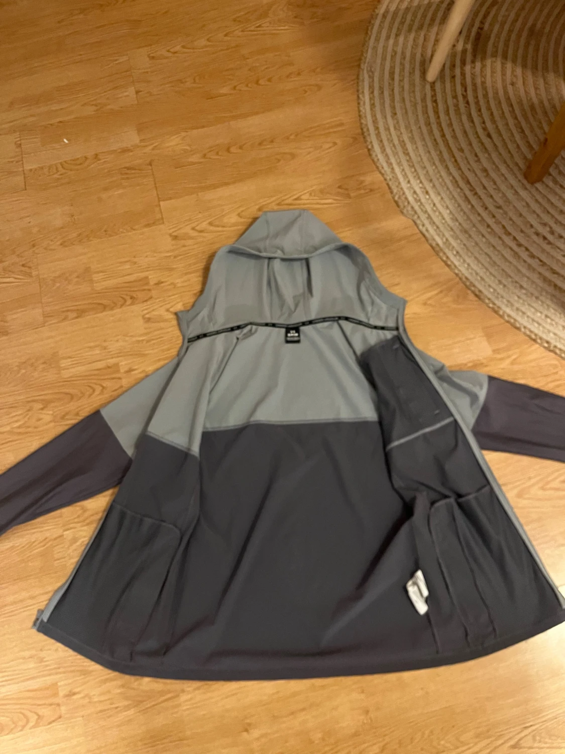 Grå och svart vindjacka från Under Armour - 2