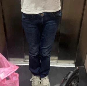 Lee jeans  - Säljer dessa fina lee jeans i storlek w26, skulle säga xs. Jättebra skick, inga defekter. Nypris tror ja är runt 1000.