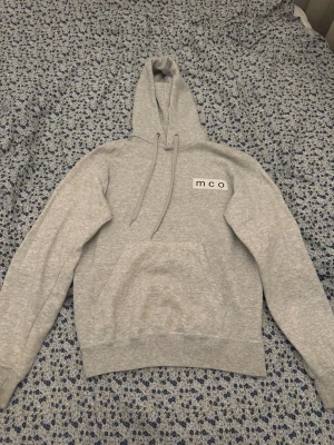 mco hoodie  - En mco hoodie i mycket bra skick. Säljer på grund av för lite användning.