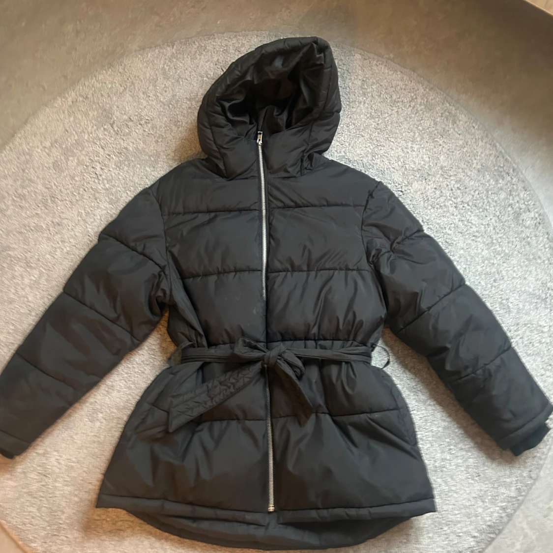 Svart dunjacka med huva