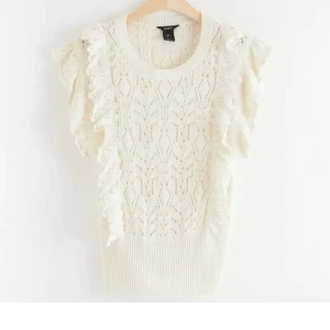 Blus - säljer denna beige vita fina blus då den inte kommer till användning längre. Bra skick,skriv till mig om du vill ha fler bilder och innan du köper!💖