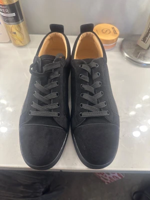 Svarta sneakers från Christian Louboutin - Säljer ett par svarta sneakers från Christian Louboutin helt fräscha och oanvända.