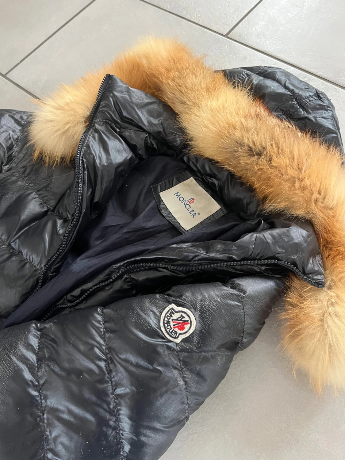 Svart Moncler dunjacka med päls - 1
