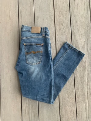 Nudie Jeans - Hej säljer dessa snygga Nudie jeans      Skick-9/10  Storlek-W33  L32     Modell-Grim Tim  Passform-Slim          Hör av dig vid frågor och funderingar 