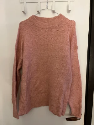 Rosa stickad tröja  - Rosa stickad tröja, storlek Xs/s 🤍 knappt använd!