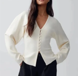 SÖKER Vit kofta med v-ringning och knappar - Söker denna tröjan ifrån Gina tricot i vit och i M, erbjuder Max 600kr💞