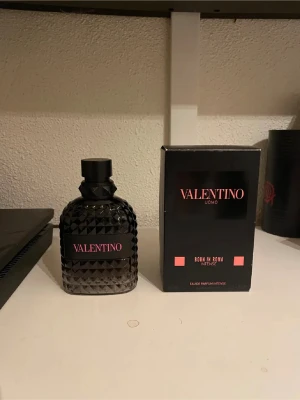 Valentino Uomo Born In Roma Intense - Stilren parfym från Valentino, Born In Roma Intense. Flaskan rymmer 100 ml. Perfekt för dig som vill sticka ut med en modern och exklusiv känsla. Parfymen är bara testad så ca 95% kvar pris kan diskuteras vid snabb affär 