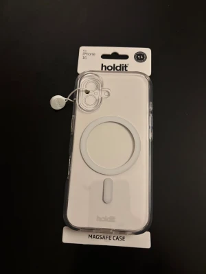 Holdit MagSafe Case för iPhone 16 - Ny MagSafe-fodral från Holdit, designad för iPhone 16. Tillverkad av 100% återvunnen plast, stötdämpande (2m), greppvänlig och optimal för trådlös laddning inklusive MagSafe. Snygg och hållbar design, perfekt för att skydda och visa upp din mobil.