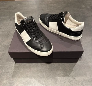 Valentino Flycrew Skor - - Condition: 9/10 - Color: Black - Including: Box & Valentino card - Size: 41