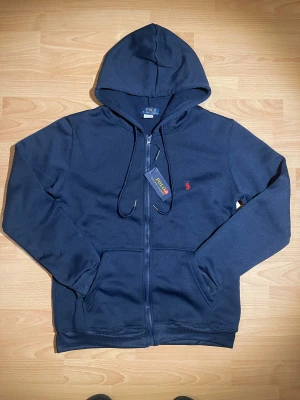 Marinblå hoodie från Polo Ralph Lauren - Helt nytt och oanvänd!
