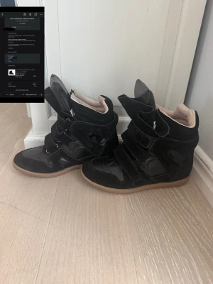 Isabel Marant svarta bakett sneakers - Hejj 💗Säljer dessa fina Isabel Marant skor som är äkta (jag har äktahetsbevis) och jag endast använda ett fåtal gånger därav priset. Om du har frågor så tveka inte att höra av dig 💗💗