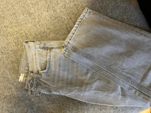 Lågmidjade gråa jeans  - Lågmidjade raka jeans jätte fina, från ginatricot⭐️Köpte för 379 kr andvänt några få gånger säljer därför för 249 kr, säljer också likadana byxor fast i ljusblå 🩵