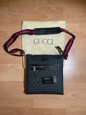Svart axelväska från Gucci med logomönster - Helt nytt och använd!