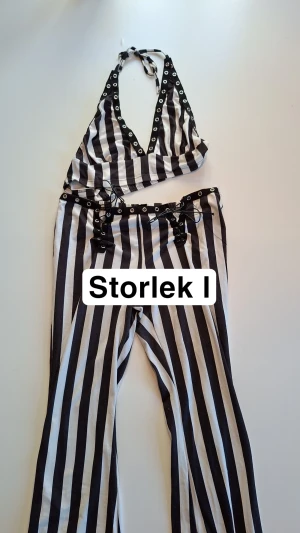 2 delat set från shein - Säljer en cool svartvit randig linnetopp med matchande byxor till.  Det är storlek Large och är köpt på shein. De är använda ett par gånger men är i fint skick! Dem är något långa i benen för mig som är 167cm lång! Stretchigt skönt material och fin snörning i midjan på byxan. Jag postar samma dag som köp sker och de är djur och rökfritt hem ❤️