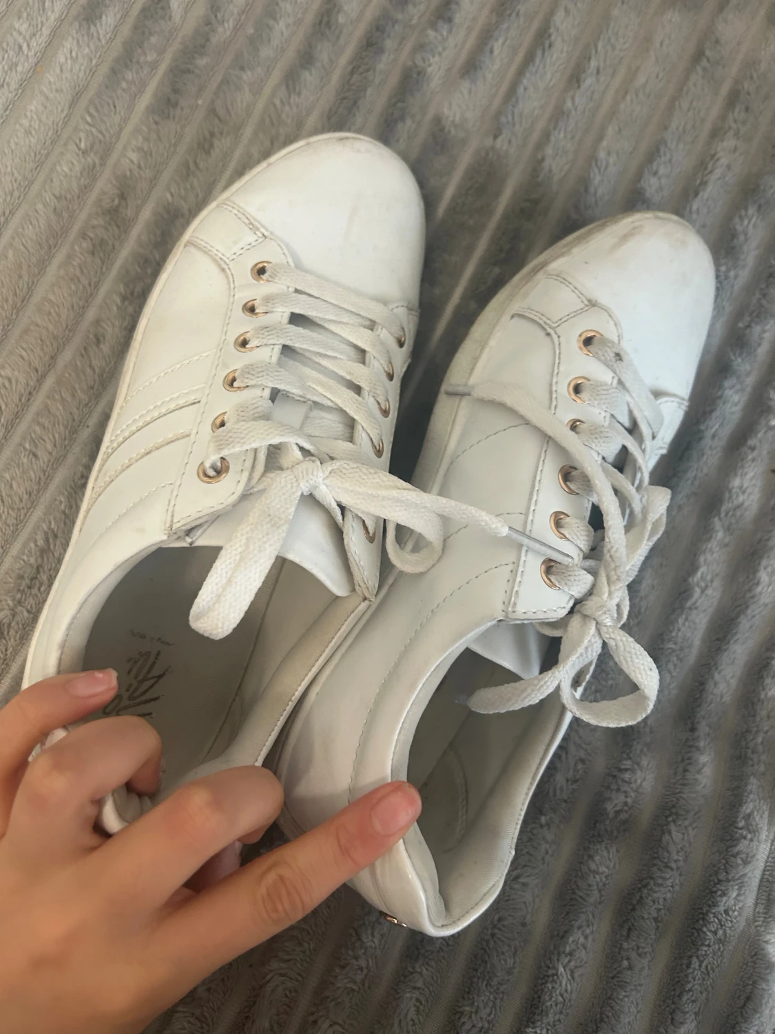 Vita sneakers med gulddetaljer