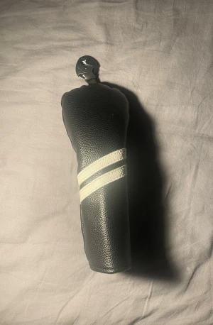 Svart headcover - Svart headcover till dina golfklubbor. Bara att skriva vid frågor!