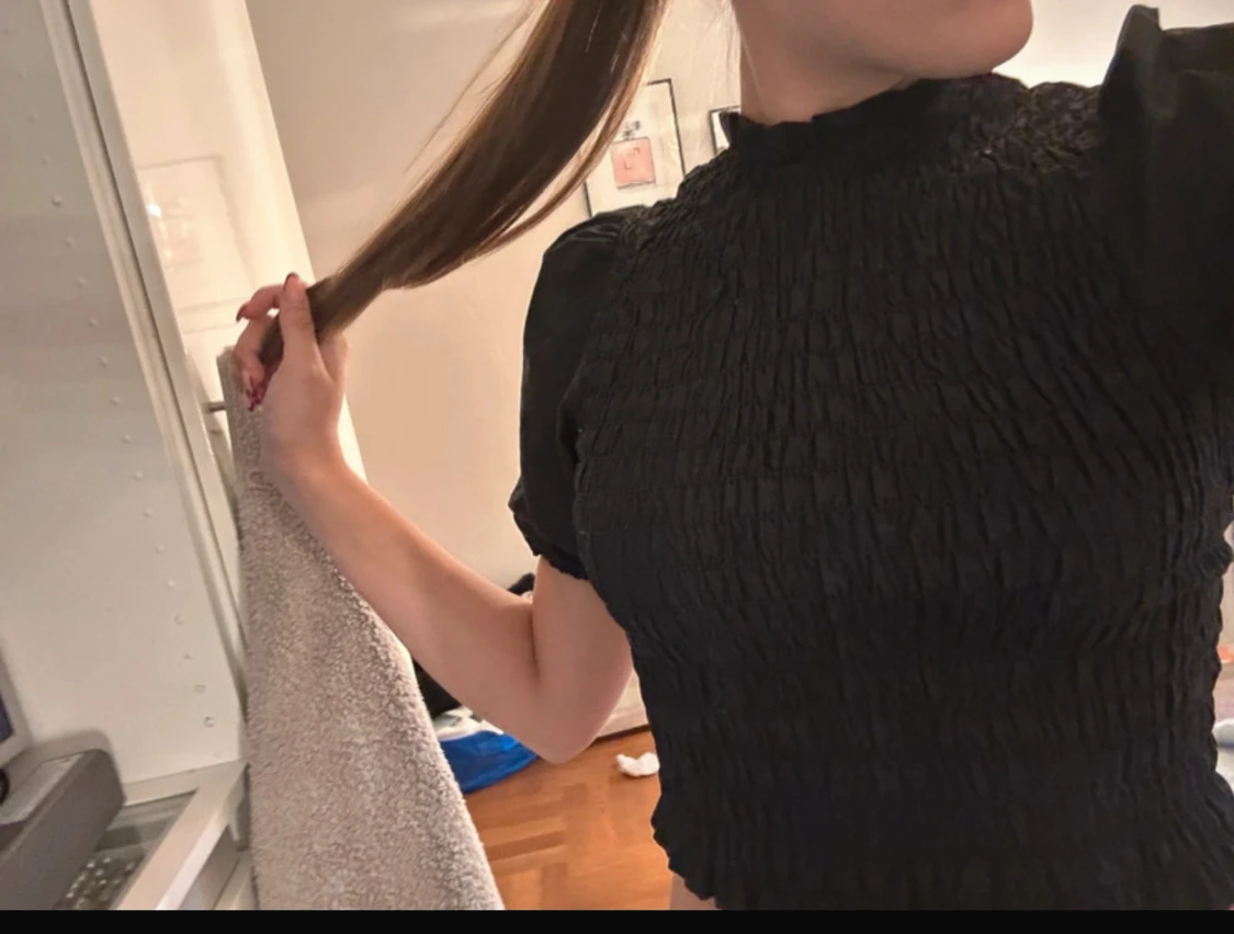 Svart smockad topp med puffärm - 1