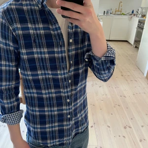 Ralph lauren skjorta - Rutig skjorta ifrån Ralph lauren, storlek S och jag är 180, sitter bra om man gillar mer slim fit👍, använd men inga synliga  defekter, skriv vid frågor!