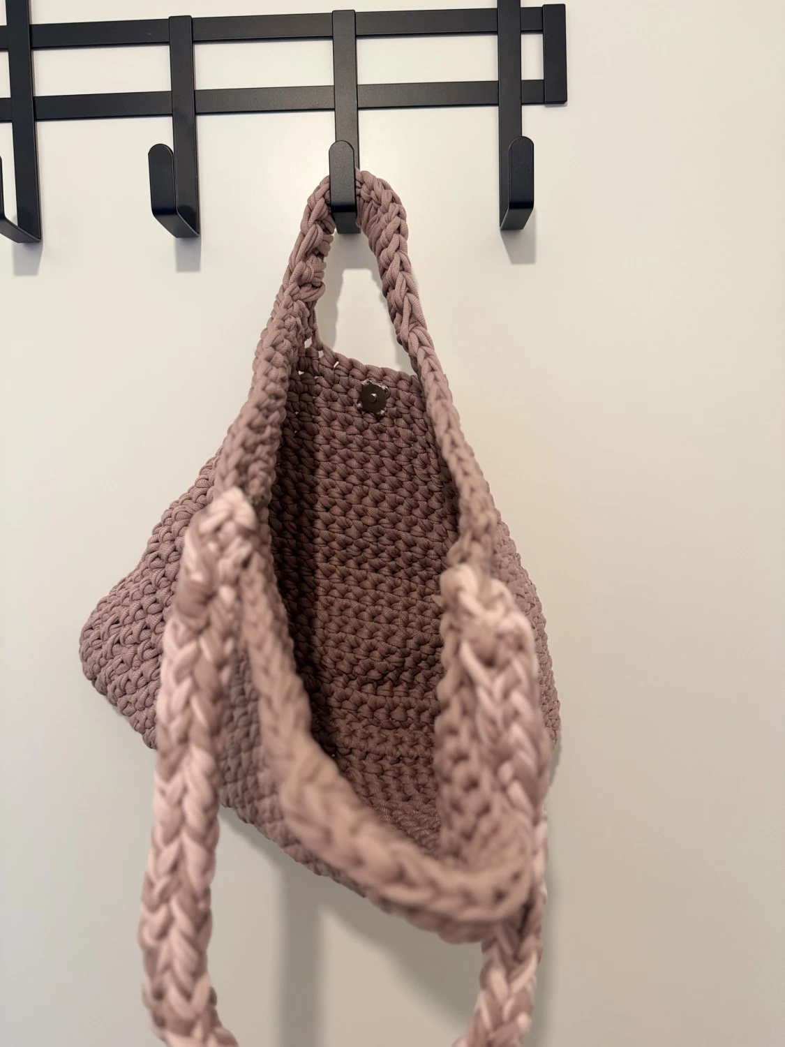 Stickad rosa axelväska med flätat handtag - 3