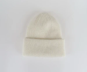 Satinfodrad mössa vit - Denna riktigt snygga stickade mössa ger en lyxig och exklusiv känsla samtidigt som den håller en stilren och tidlös design. På insidan finns det ett insytt lager av satin som både skyddar håret och ger extra komfort. Denna kombination av stil och funktionalitet gör den till ett självklart val för dig som söker en mössa av elegans. Mössan är unisex och onesize.😁