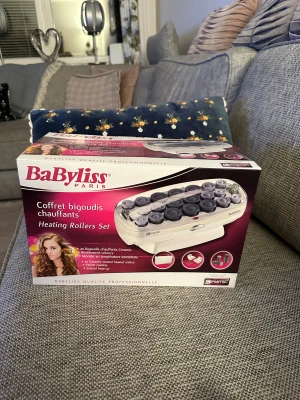 BaByliss Heating Rollers Set Ceramic - BaByliss Heating Rollers Set med 20 keramiska värmespolar och samtliga klämmor. Snabb uppvärmning, sammetbeläggning för skonsam styling. Komplett med originalförpackning och manual, i mycket gott skick utan synligt slitage.