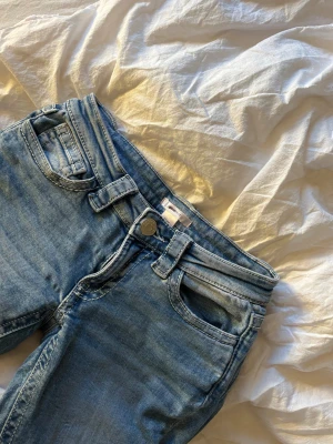 Lowwaist jeans  - Snygga lowwaist jeans, med snygg stenar på fickorna 😍 