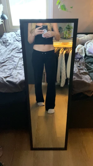 Svarta mjukisbyxor från hm  - Svarta mjukisbyxor från hm. OBS nersydda!!!🤍