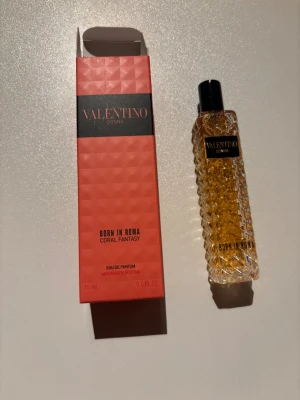 Valentino Donna Born In Roma parfym - Valentino Donna Born In Roma Coral Fantasy Eau de Parfum, 15 ml. Snygg och smidig flaska som passar perfekt i väskan. En modern doft för dig som vill sticka ut med stil.