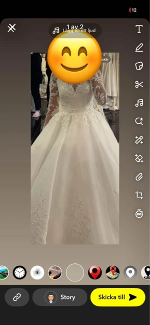 Brudklänning  - Drömmig vit långklänning med vidd i kjolen, v-ringad överdel och långa ärmar i transparent spets. Klänningen har broderade spetsdetaljer både på ärmar och kjol, vilket ger en elegant och romantisk känsla. Perfekt för dig som vill ha en klassisk och lyxig look.