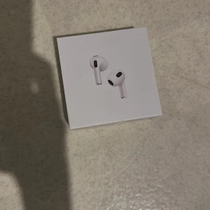 AirPods 3 med MagSafe-laddningsetui - Säljer ett par Apple AirPods 3 med MagSafe-laddningsetui. Hörlurarna och etuiet är i mycket gott skick, levereras i originalförpackning. Perfekt för trådlös musik och samtal med hög ljudkvalitet. Inga synliga defekter eller slitage på produkten. Skriv pm för kvitto.