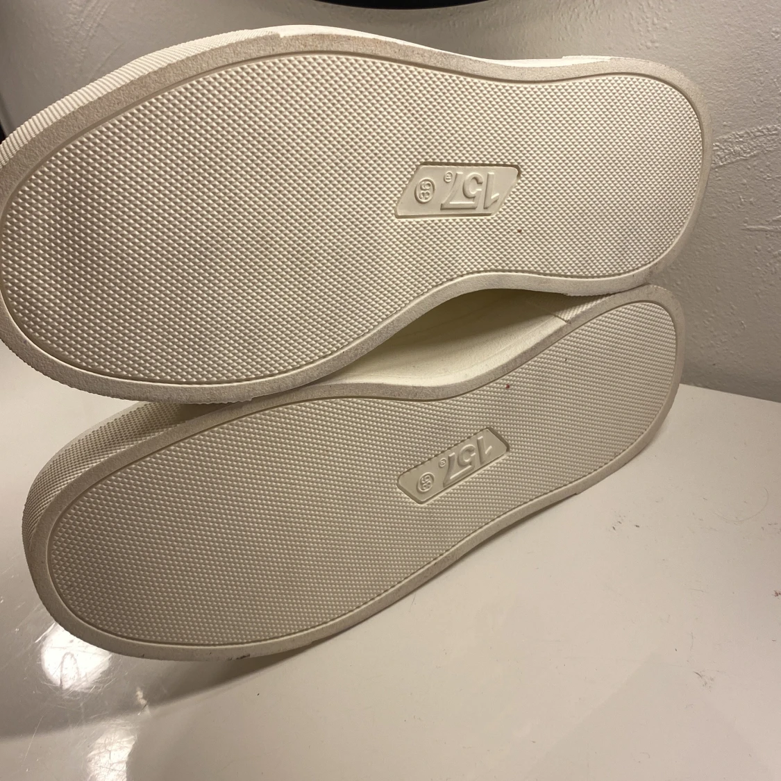 Vita slip-on sneakers från 157 - 3