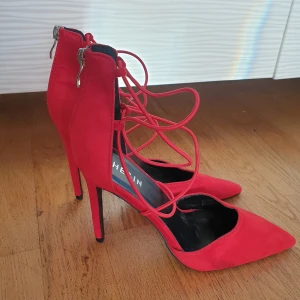 Röda klackskor med snörning - Snygga röda klackskor från Shein med spetsig tå och elegant snörning. Skorna har en dragkedja baktill för enkel påtagning och är tillverkade i ett mockaliknande material. Perfekta för att ge en färgklick till din outfit. ❕Aldrig använda.