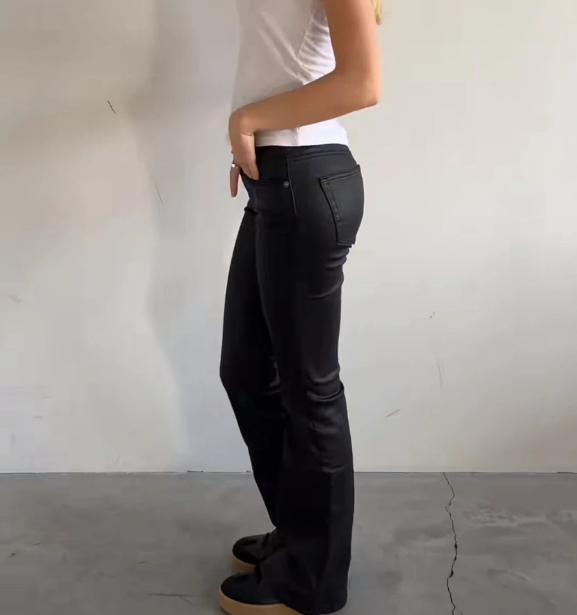 Lågmidjade läder byxor.