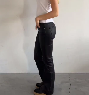 Lågmidjade läder byxor. - Snygga svarta läder jeans bootcut. Byxorna är låg midja  köpte för 400 säljer för 300