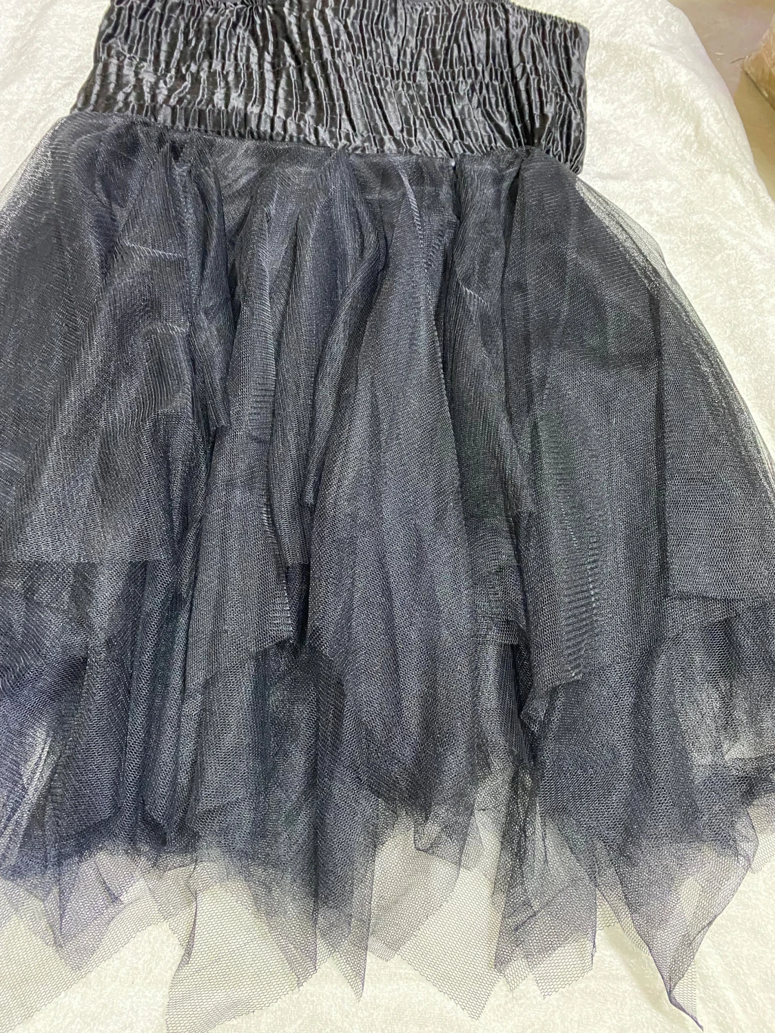 Svart axelbandslös kortklänning med rosett - 4